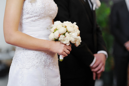 新娘举行白色婚礼花束