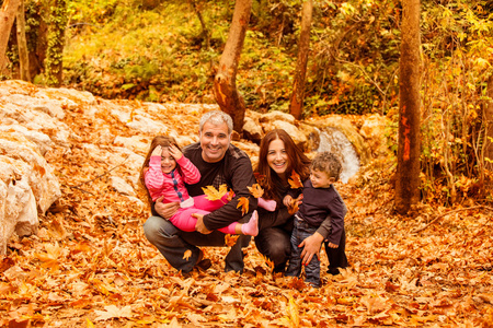 年轻的家庭，在秋季森林