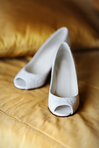黄色的地毯上的新娘的鞋子