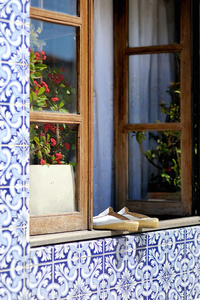 葡萄牙窗口上的旧鞋