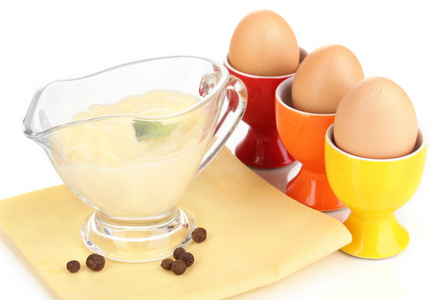蛋黄酱在碗上餐巾上白色隔离