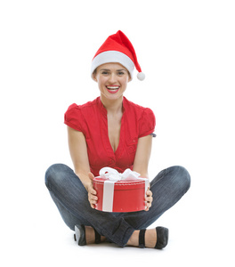 微笑着年轻女子坐在一起圣诞礼物箱