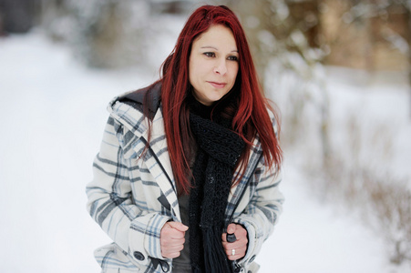 年轻女子在白雪皑皑的森林中