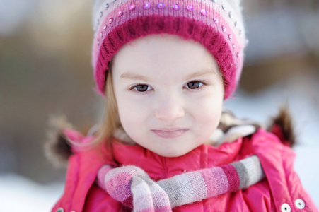 一个小女孩在冬季的肖像