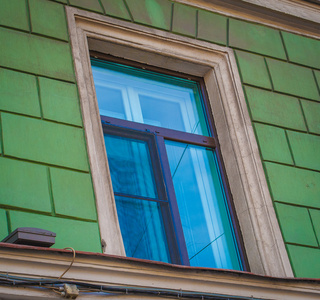 绿色建筑的窗口