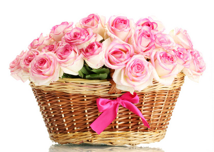 束美丽的粉红色玫瑰在篮子里上白色, 隔离
