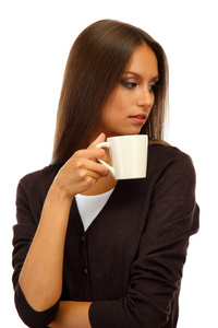 漂亮的年轻女人和杯咖啡，白色上孤立