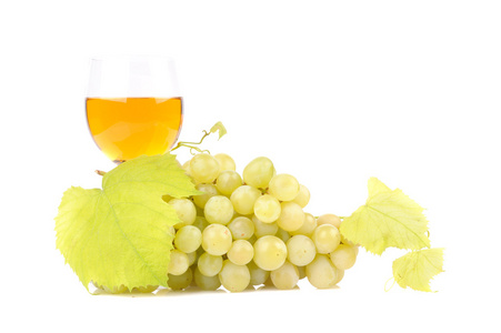 绿葡萄与叶和杯子里的酒