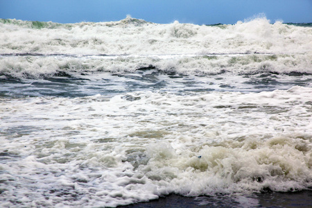 沙子和海滩上的海浪