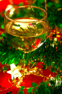 杯酒与圣诞装饰