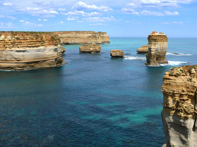 与岩石形成海滨。大洋路，澳大利亚，维多利亚州国家公园