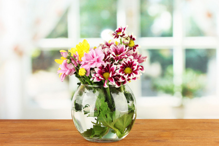 菊花上木表特写玻璃花瓶里的多彩花束