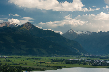 泽勒湖与阿尔卑斯山和云