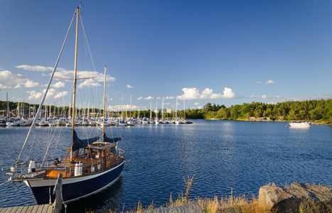 美丽的帆船在瑞典海海湾