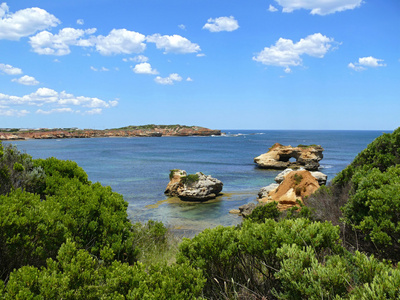 与岩石形成 自治市镇 树和很蓝蓝的天空海滨。大洋路，澳大利亚，维多利亚州国家公园