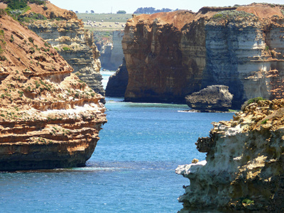 与岩石形成和冲浪海滨。大洋路，澳大利亚，维多利亚州国家公园