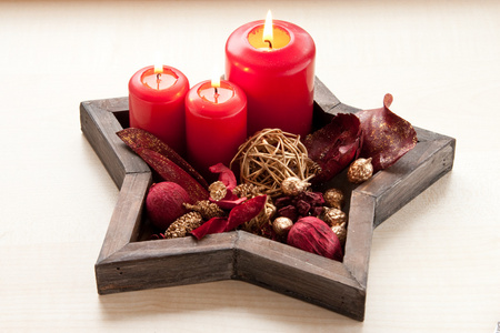 星异型的盘与红蜡烛和圣诞装饰