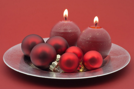 圆银碟与圣诞球和红蜡烛