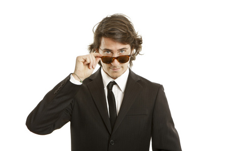 有吸引力的年轻男子戴着太阳镜和优雅的黑色西装