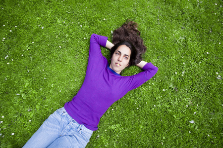 年轻女孩在草地上放松