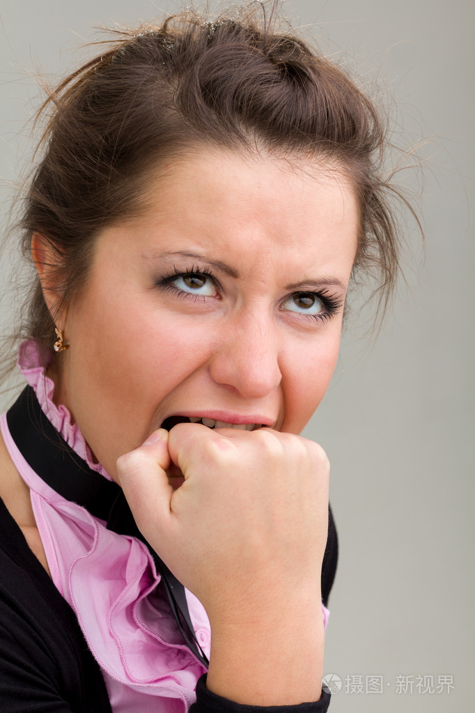 郁闷的年轻女人特写肖像