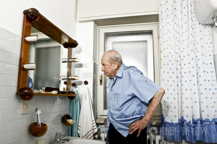 老年男人在浴室中的肖像