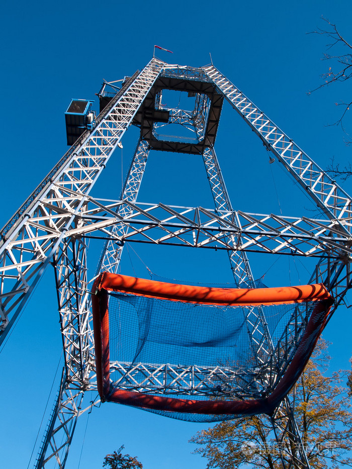 自由落体塔在游乐园