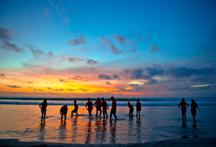 年轻的日落在巴厘岛的库塔海滩