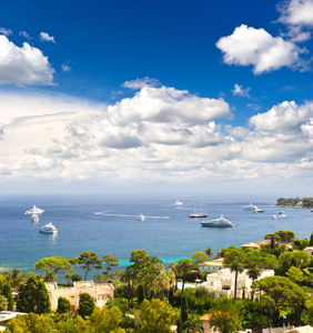 奢华的度假胜地和湾蔚蓝的视图。法国里维埃拉