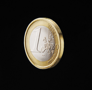 黑色背景上孤立的一欧元硬币