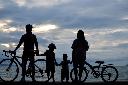 骑自行车的人家庭
