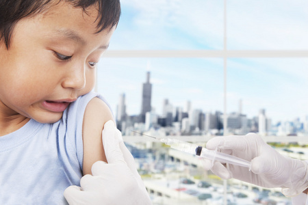 男孩病人害怕的疫苗注射器