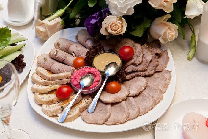 芥末辣根和西红柿肉片