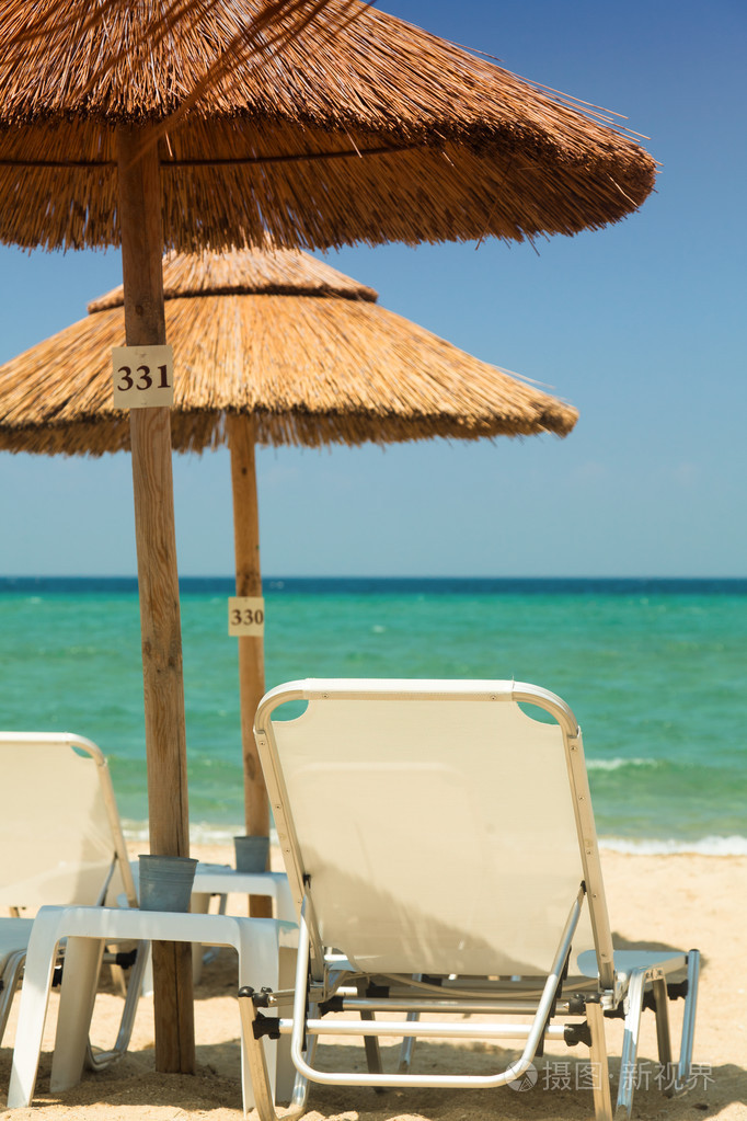 美丽的沙滩与躺椅和遮阳伞