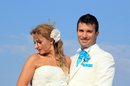 在他们的海滩婚礼的年轻夫妇