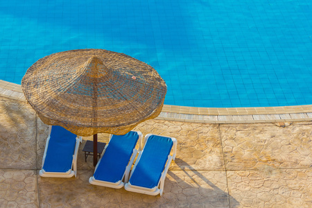 游泳池 海滩遮阳伞和在埃及红海