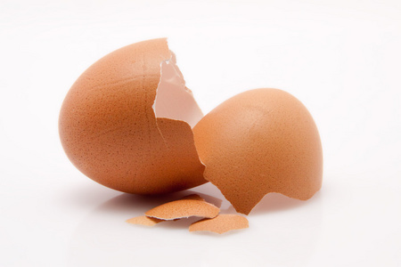 打开隔离在白色背景上一个鸡蛋的空壳照片