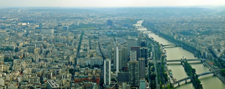 从埃菲尔铁塔巴黎城市和塞纳河河视图
