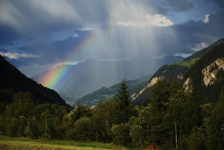 在阿尔卑斯山的彩虹