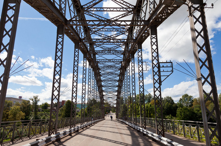 老拱形金属桥俄罗斯诺夫哥罗德地区。在中查看从