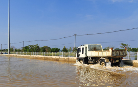 水淹道路上的白色卡车