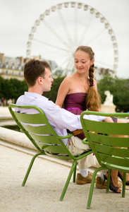 在杜乐丽花园巴黎浪漫情侣图片