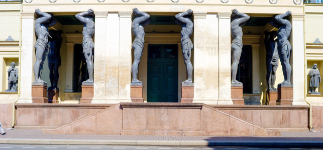 在入口处的新冬宫阿特拉斯雕像