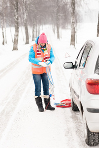 女人举行冬季轮胎雪地车链