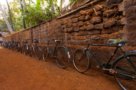 印度行自行车石头墙泥路