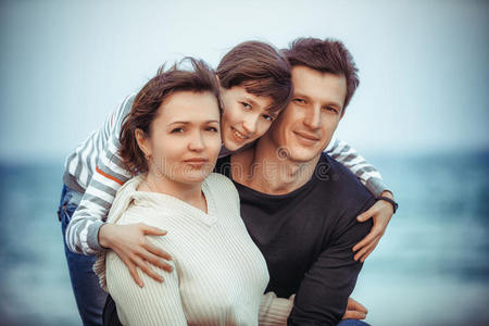 一家人在海滩度假图片