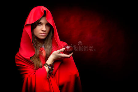 红衣苹果美女