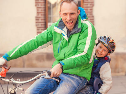 父亲和儿子一起骑自行车