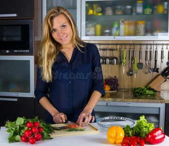 年轻漂亮的金发女人在做饭