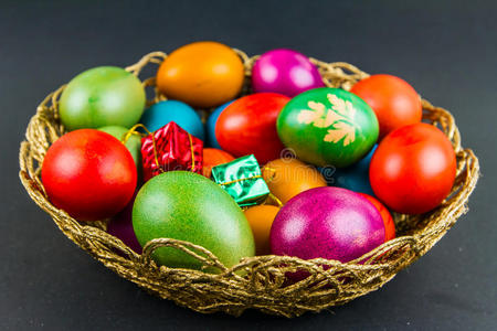 编织篮子里的复活节彩蛋